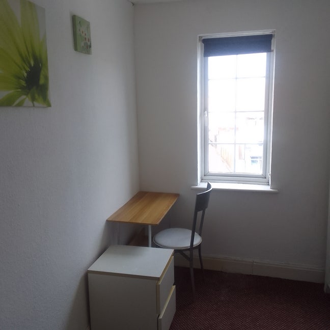 Large double room on Greenford Broadway Main Photo