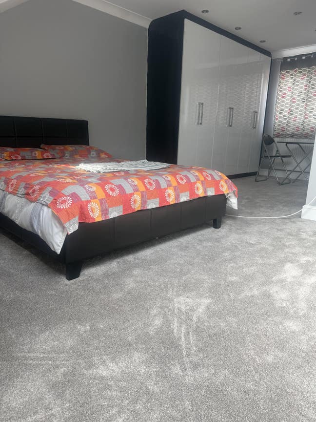 Large en-suite loft room Main Photo