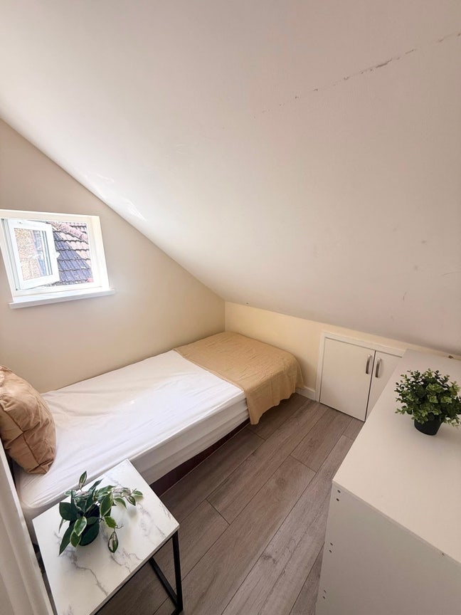 Box Room 5’ Picadilly Line in a Refurbished House Main Photo