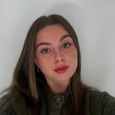 I am a professional female aged 22. I am look... Main Photo