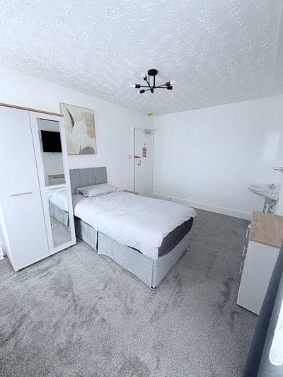 Brand New Professional House Share Main Photo