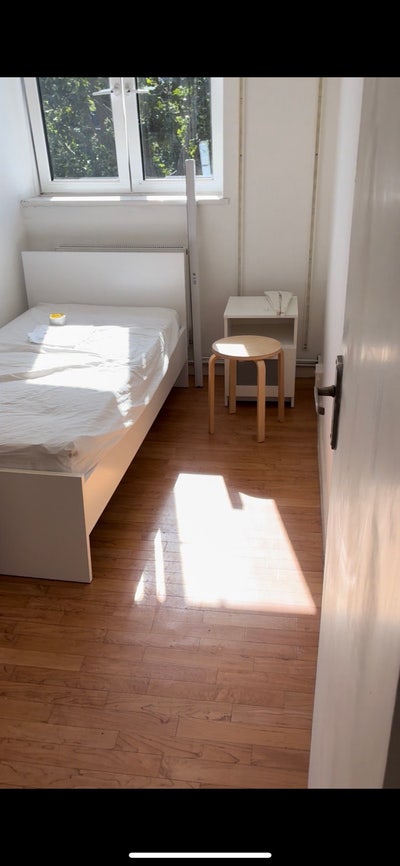 Nice single room with big closet Main Photo