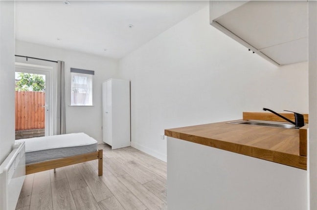 Studio flat with kitchenette + en suite Main Photo