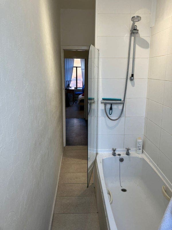 A cozy furnished apartment in the West End Main Photo