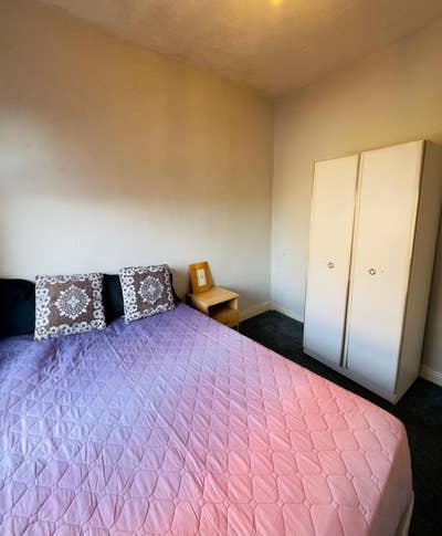 🏡 Spacious Double Room Available in M13  Main Photo