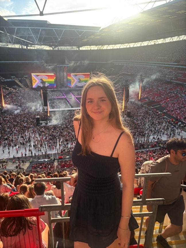 Female professional looking for room/ buddy up Main Photo