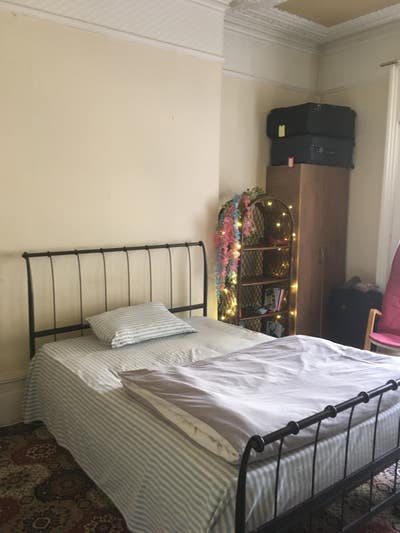 Massive Double Bedroom in Lovely Victorian House  Main Photo