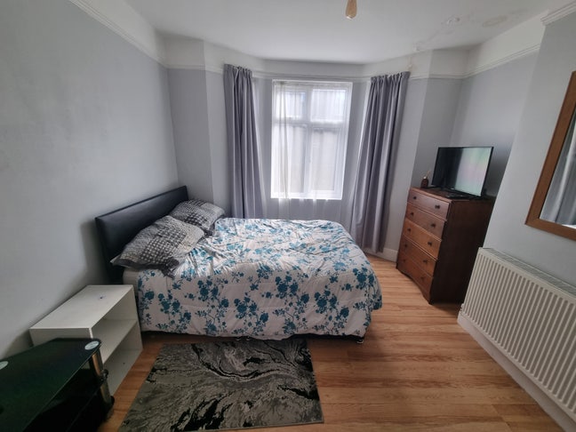 Spacious Double Room near Town centre & Station Main Photo
