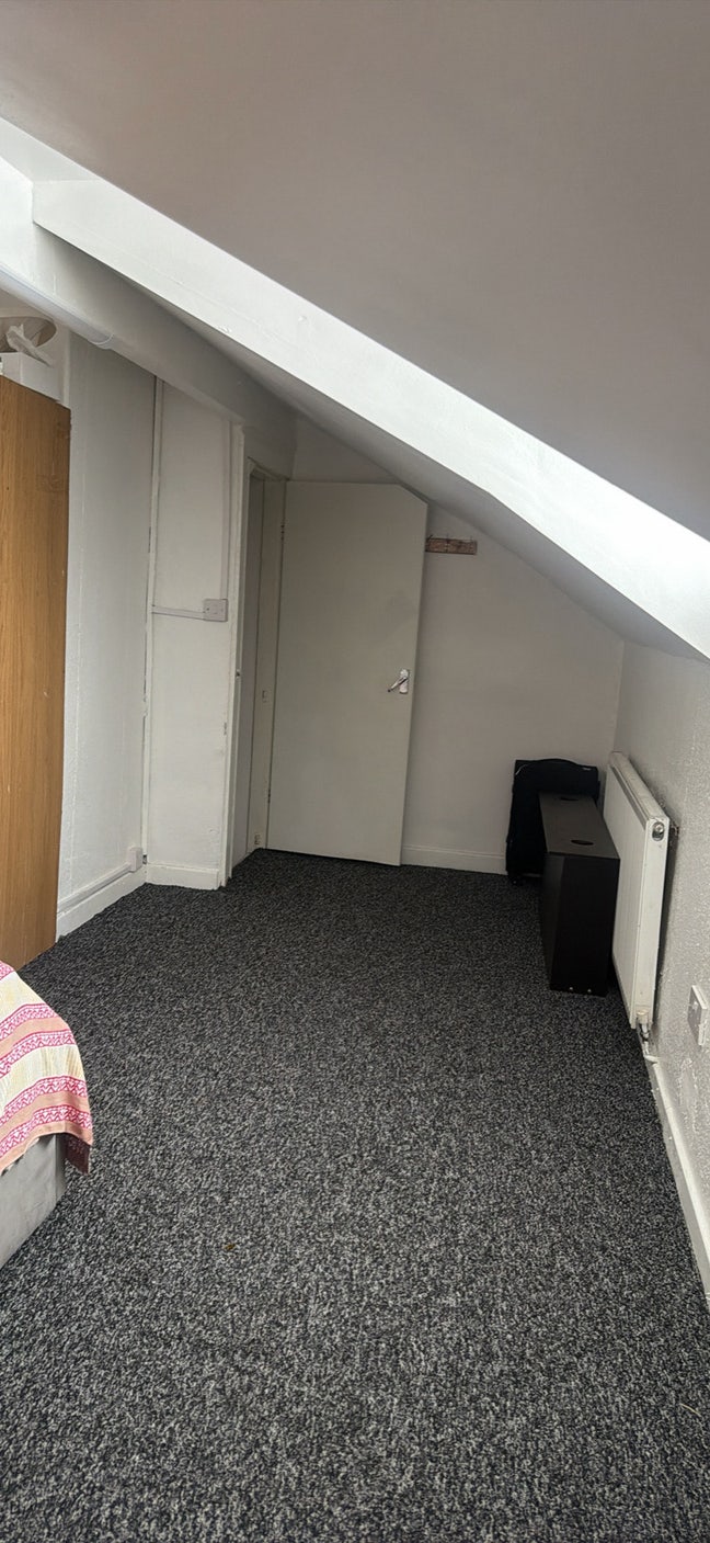 Spacious Room Available in Clean & Friendly Home Main Photo