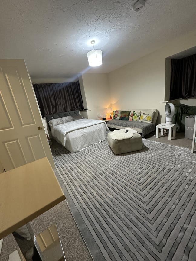 Extra large double bed room fully furnished  Main Photo