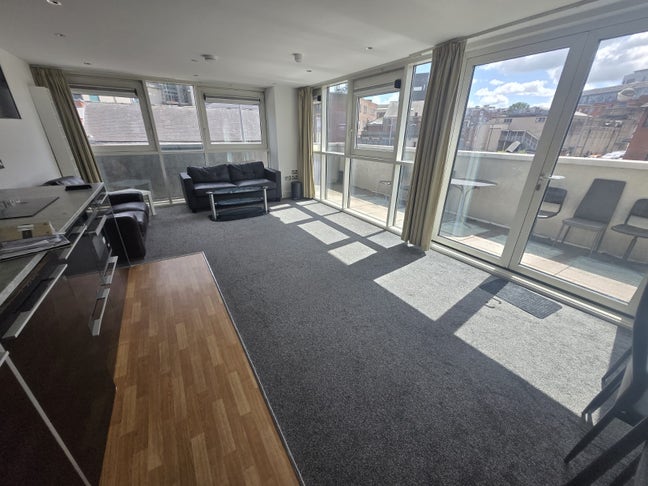 Beautiful 2 Bed, 2 Bath Flat in city centre Main Photo