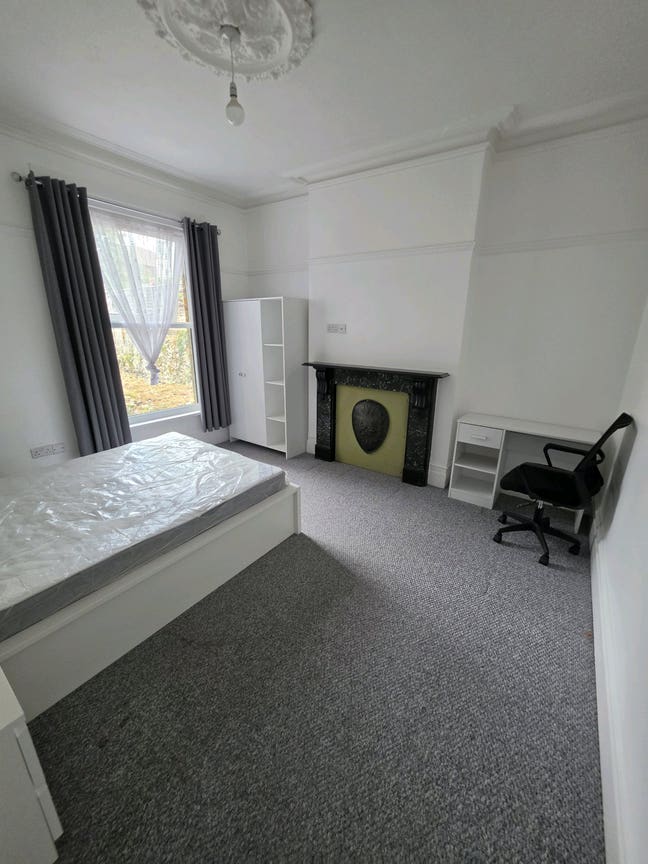 King Size Room in a Recently Refurbished Home Main Photo