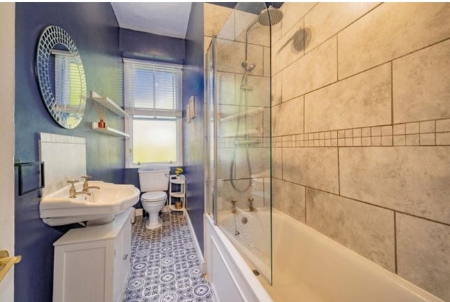 Beautiful 2-Bedroom Flat for 2-3 Female Students  Main Photo