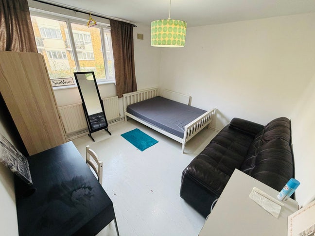 Big Double room for single person (Bills Included) Main Photo