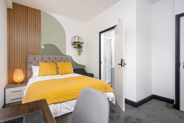 High spec furnished en-suite by Mossley Hill Stn. Main Photo