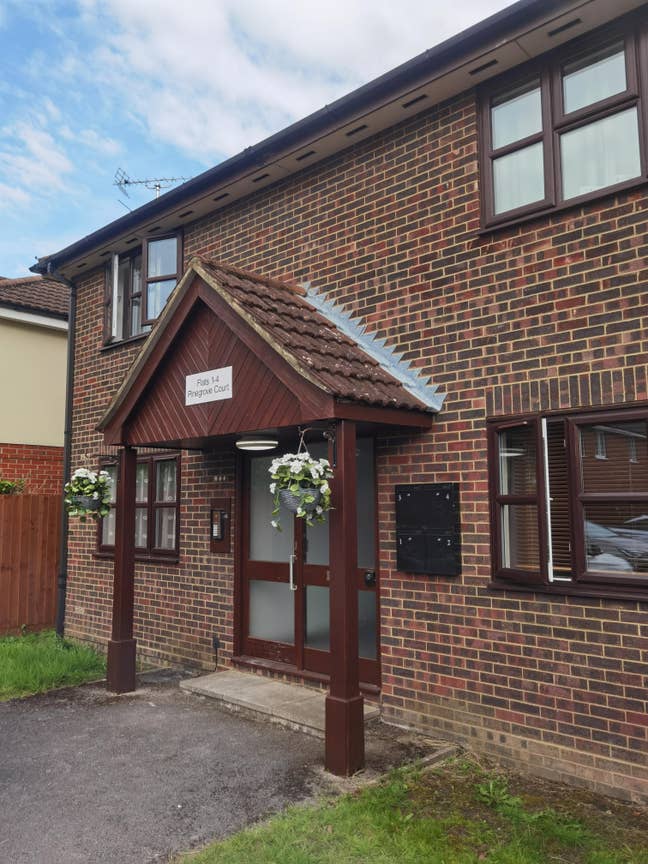 Peaceful 2- Bedroom Ground Floor Flat in SO19 Main Photo