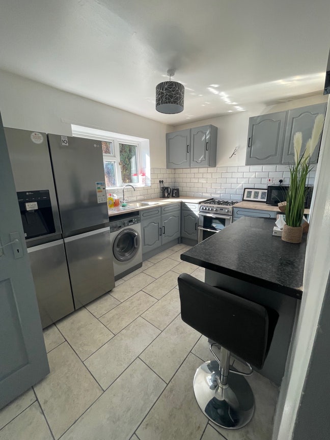 4 Rooms available double and single  Main Photo