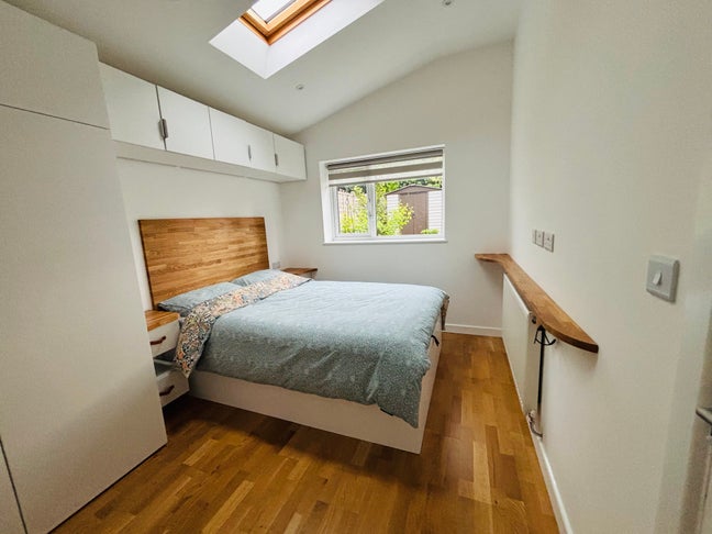Modern ensuite double bedrooms in spacious home Main Photo