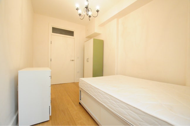 Spacious Double in Tidy Flat Near Gloucester Road Main Photo