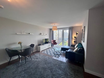 Bright double bedroom with parking in a 2-bed flat Main Photo