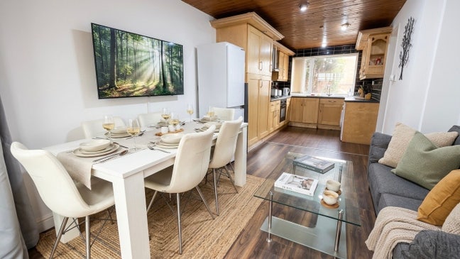 4 Bed House | Sleeps 8 | 5 min to City Centre Main Photo