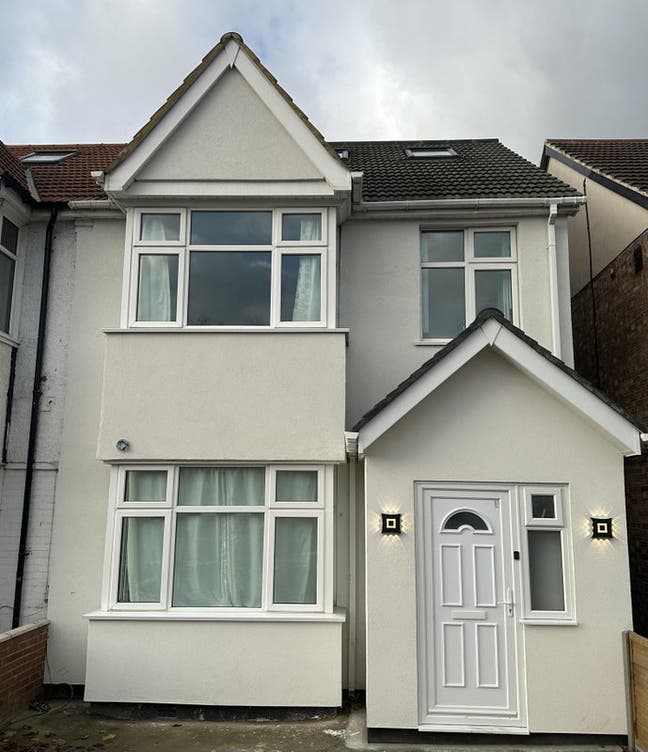 Ensuite Room + Kitchenette, Ground Fl, Hounslow Main Photo