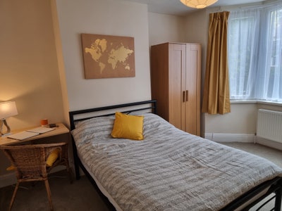 Large, well appointed room in SN1 Main Photo