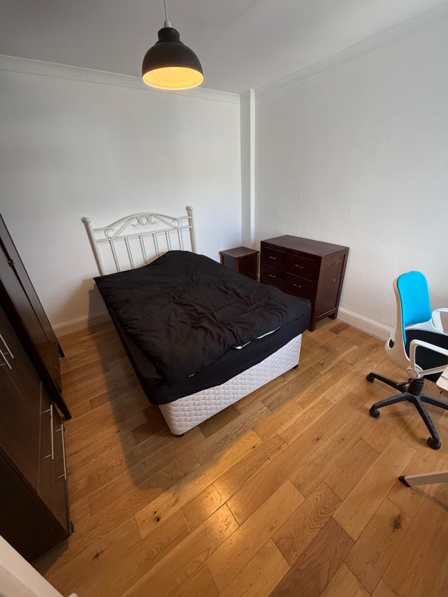 Professional Rooms available- bills included. Rm11 Main Photo