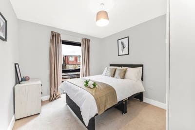 Modern double room/ Ealing Broadway  Main Photo