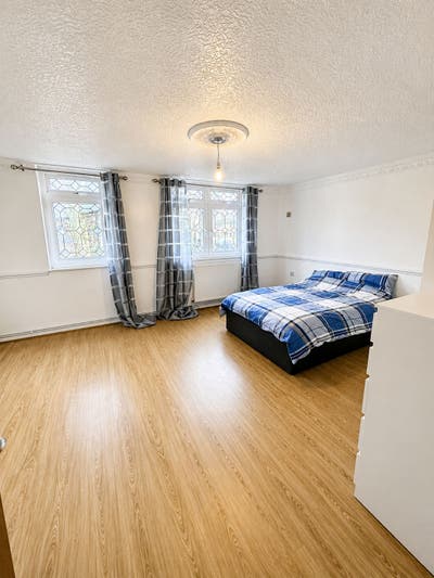 Huge Double Room | 5 Min to Island Gardens Main Photo