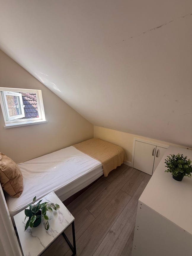 Attic Room - Alperton Main Photo