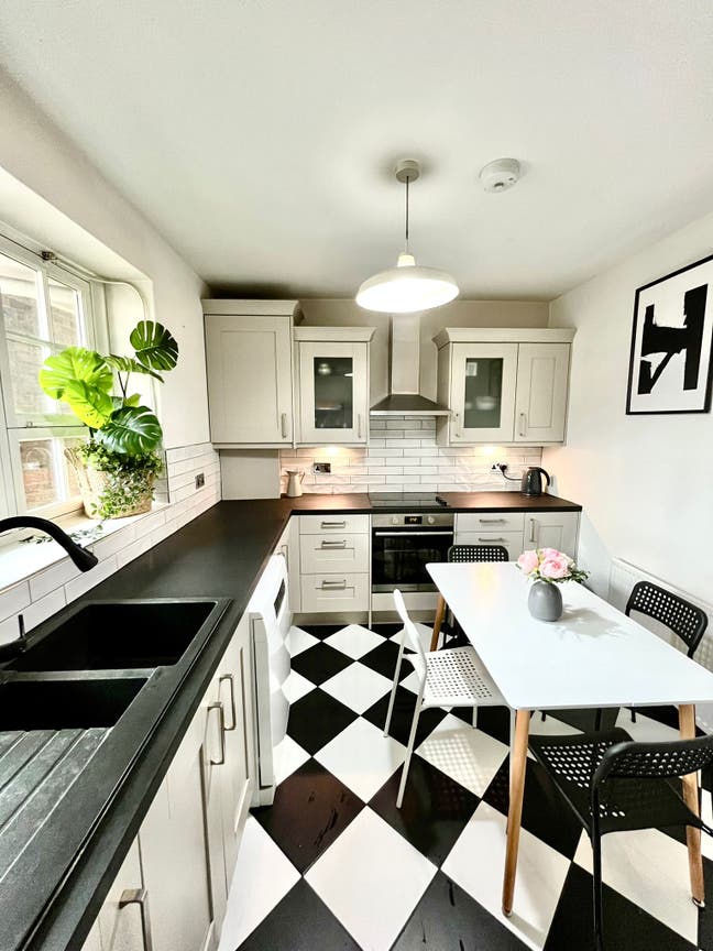 Stylish Renovated Rooms in Vauxhall - ZONE 1! Main Photo