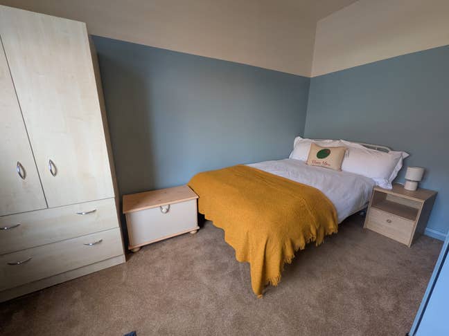 New Refurb Ensuite Room Beeston Commercial Ave Main Photo