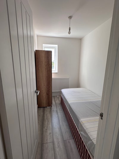 Single box room and small double room with bills. Main Photo