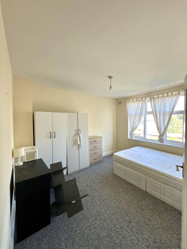 Bright double room in North London Main Photo