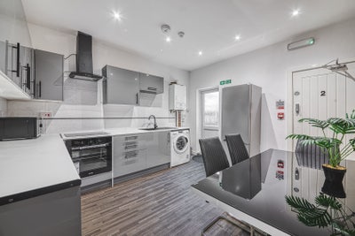 Large en-suite and studio rooms - Bills Included Main Photo