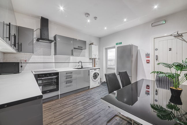 Large en-suite and studio rooms - Bills Included Main Photo