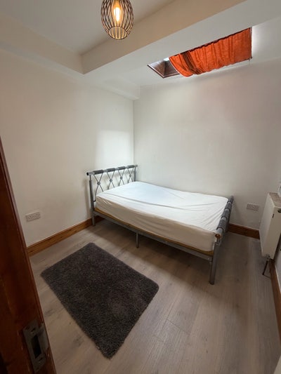 *4 Mins Walk to Tube, Asda & Shops. Bills inc* Main Photo