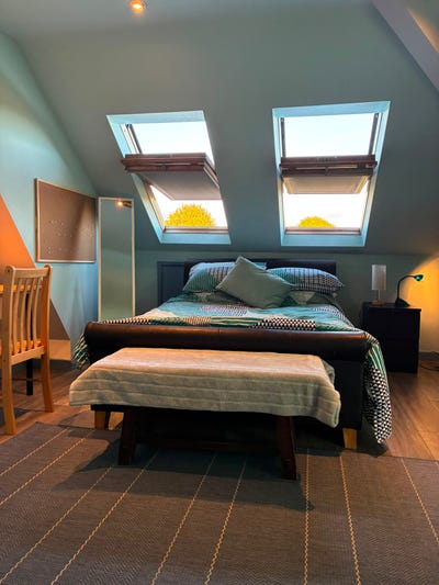 Large, Comfortable Top-Floor Room Main Photo