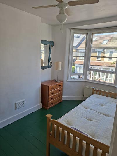 Large single room Main Photo