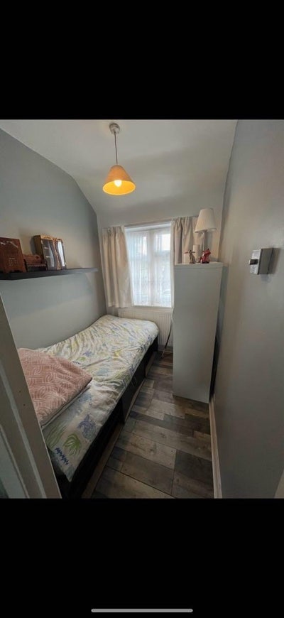 1 single bed room available (furnished) Main Photo