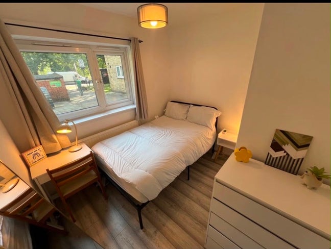 Double Room in North London (Available Immediately Main Photo