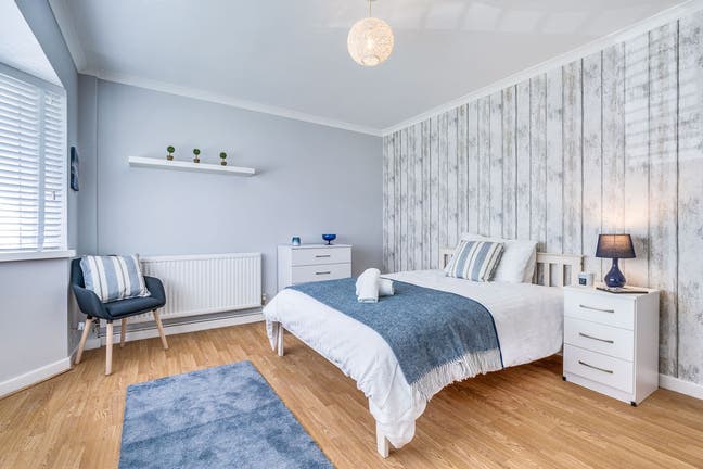 Large Room in Outstanding House Main Photo