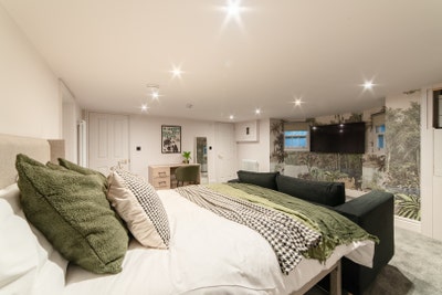 🍒 Large Studio with Ensuite - Best Location 🍒 Main Photo