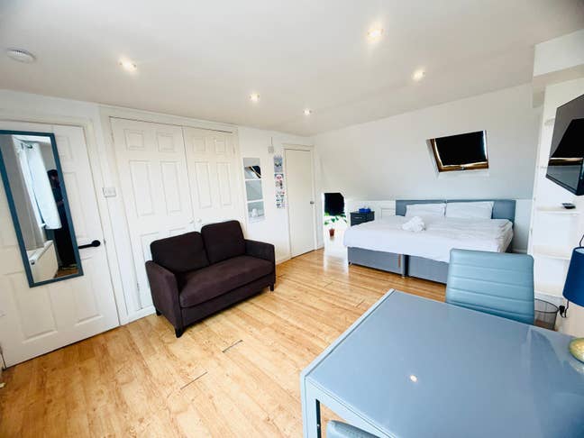 Double bed Main Photo