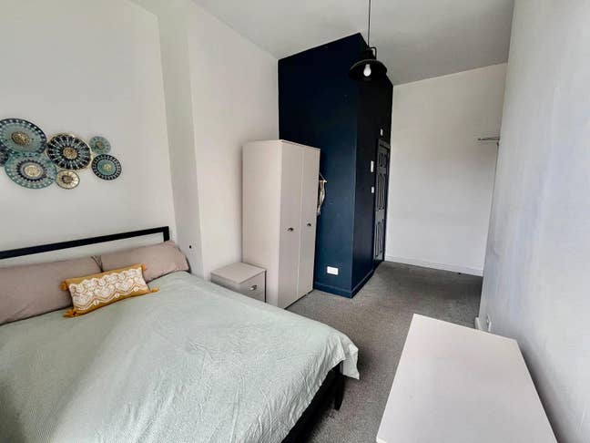 Modern Ensuite Room in the Centre of Huddersfield Main Photo