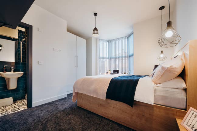 Modern Houseshare - Ensuite Room -AVAIL NOW Main Photo