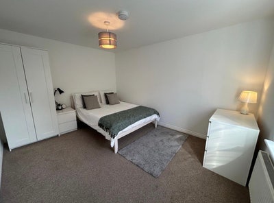 NR8  Dbl Rm with parking available Sept 37M-C) Main Photo