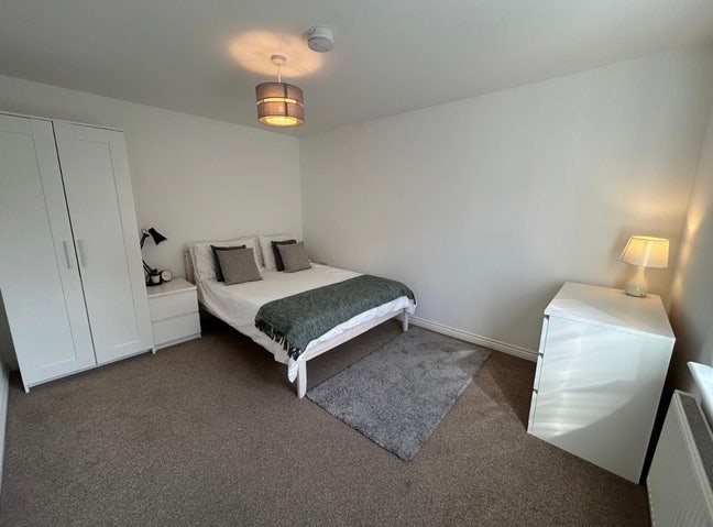 NR8  Dbl Rm with parking available Sept 37M-C) Main Photo