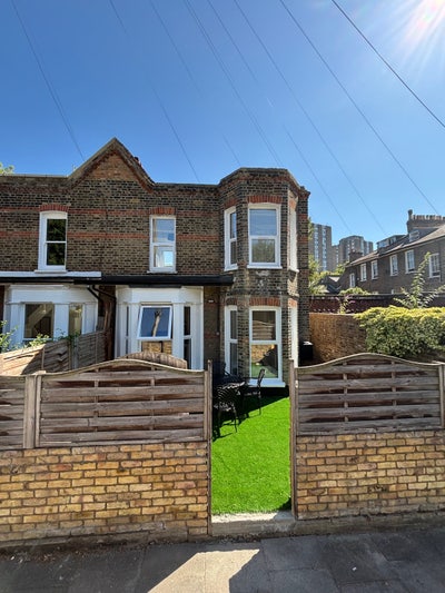 A newly refurbished 2 bed house on Falcon Grove Main Photo
